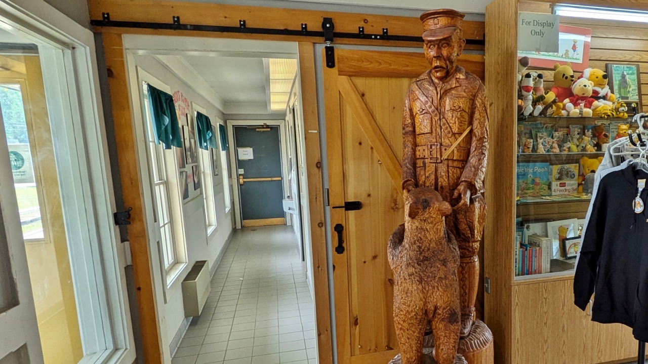 Lieutenant Harry Colebourn with Winnie