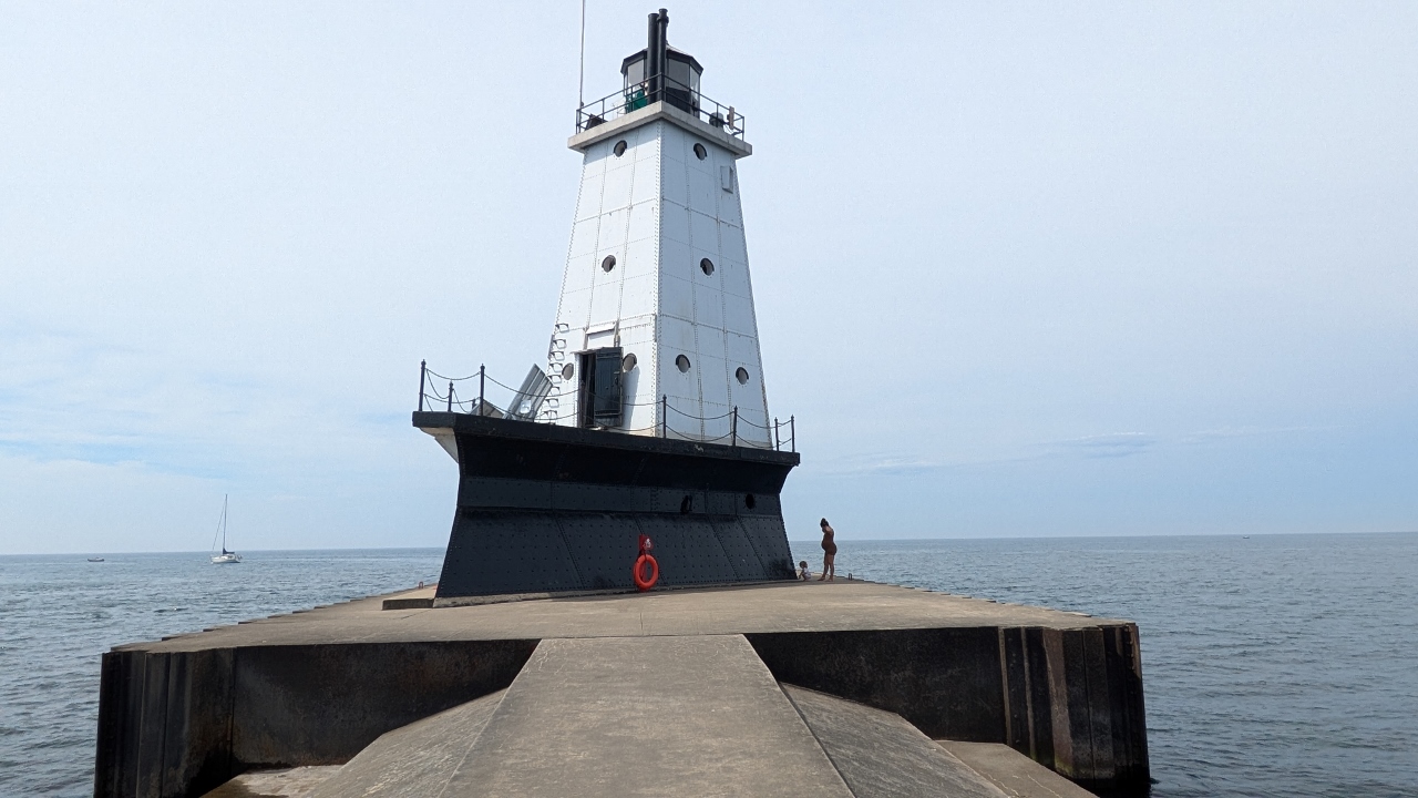 Base of Light Shaped to Reduce Pressure from Waves