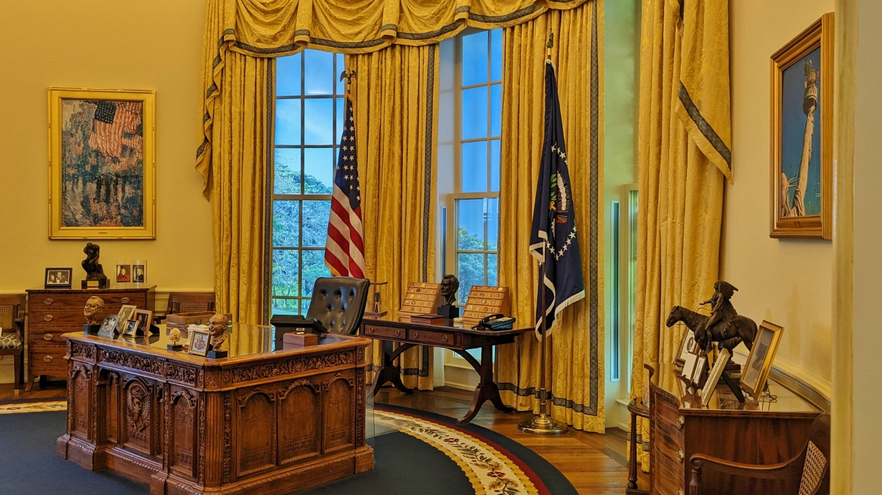 Oval Office Reproduction Features Resolute Desk 